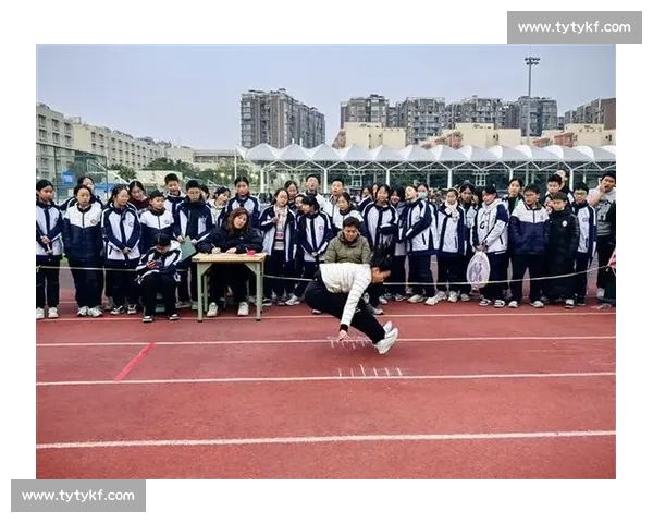 跳远赛场上的速度与力量完美结合的精彩瞬间解读